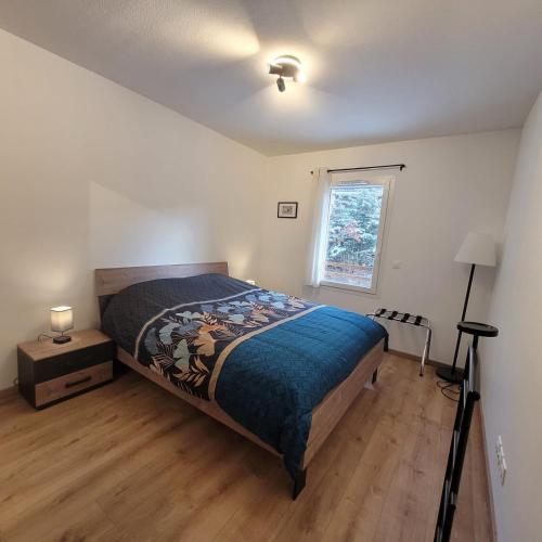 une chambre avec un lit et une fenêtre dans l'établissement New apartment next to the Briançon slopes, à Briançon