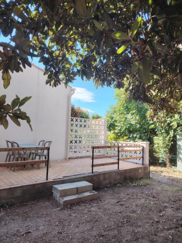 Logement avec terrasse et jardin