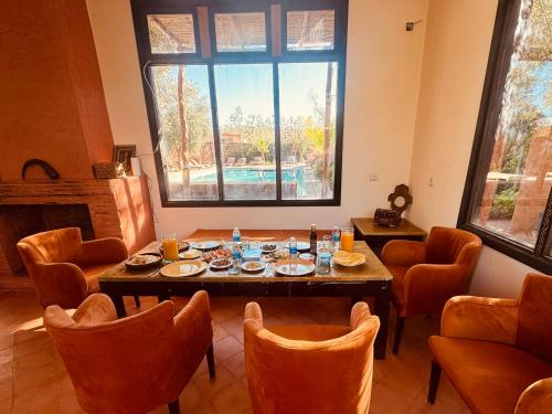 a dining room with a table and chairs at Ecolodge Dar bouhouta in Tahannout