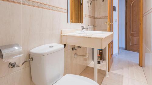 a bathroom with a toilet and a sink at Hostal Centro in Toledo