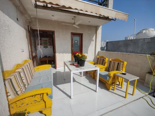 Balkoni atau teres di Hometown Stays