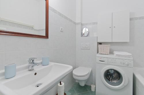 ソポトにあるImperial Apartments - Modernaの白いバスルーム(シンク、洗濯機付)