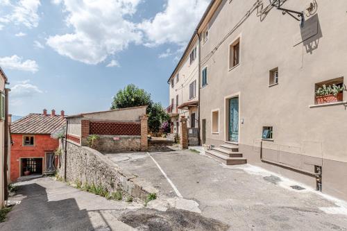an alleyway between two buildings in a city at Incanto apartment in Laiatico