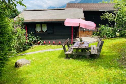 Photo de la galerie de l'établissement Little chalet with garden and view, aux Houches