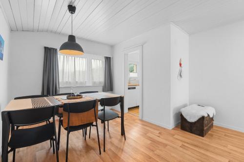 a dining room with a table and chairs at Ferienwohnung 'Bergkristall' in Schiers