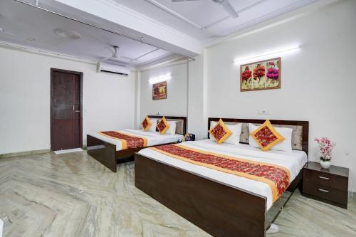 a hotel room with two beds in it at Hotel South Delhi Inn Just 10 Minute Away Form Nizamuddin Railway Station in New Delhi