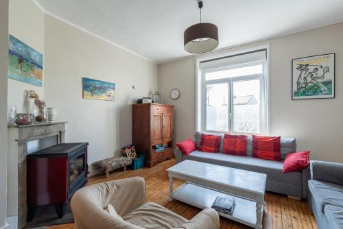 un salon avec un canapé et une cheminée dans l'établissement Villa Louise 100m2 proche centre et plage, à Wimereux