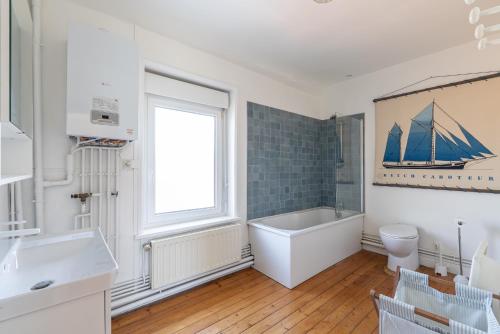 une salle de bain avec une baignoire et un lavabo dans l'établissement Villa Louise 100m2 proche centre et plage, à Wimereux