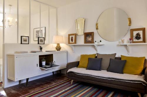 un salon avec un canapé et un miroir dans l'établissement Chambres Avec Vue, à Sète