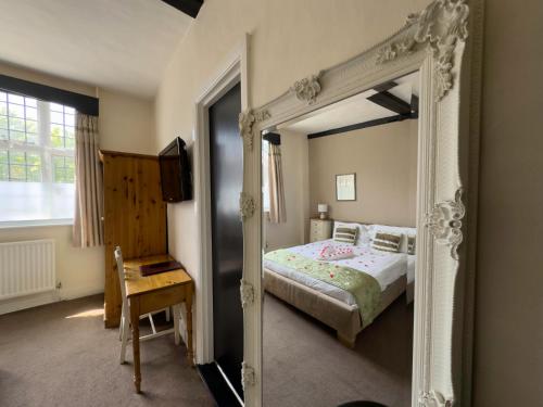 Ένα ή περισσότερα κρεβάτια σε δωμάτιο στο White Hart Hotel