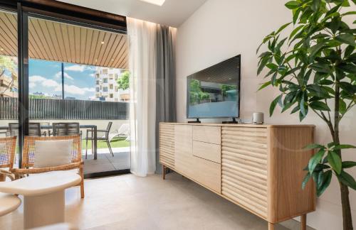 Urban retreat with patio and cinema REMS