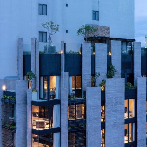 ダナンにあるHôtel de Soieの灯光の高い建物の表示