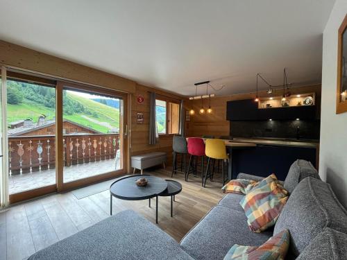 un salon avec un canapé et une table dans l'établissement Bel appartement 2 pièces proche pistes à La Clusaz - FR-1-304-133, à La Clusaz