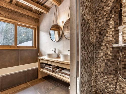 une salle de bain avec deux lavabos et une douche dans l'établissement Chalet 5*, 5 chambres, SPA et sauna, proche pistes - FR-1-304-229, à La Clusaz