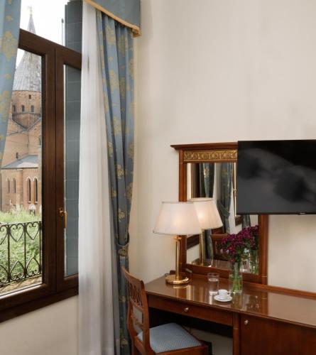 a room with a desk with a window and a deskablish at Hotel Donatello in Padova
