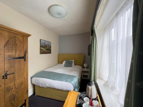 Ένα ή περισσότερα κρεβάτια σε δωμάτιο στο White Hart Hotel