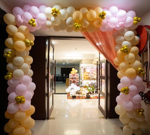a balloon arch with pink and white balloons at Hotel Shubham Grand in Bhubaneshwar