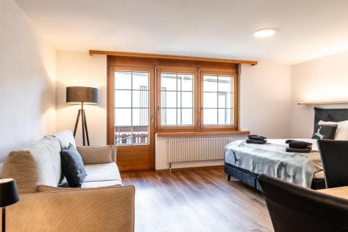 ツェルマットにあるStudio Nova, Zermattのベッドとソファのあるリビングルーム