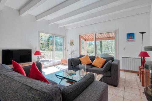 un salon avec deux canapés et une télévision dans l'établissement Family cottage with private pool, à Fuveau