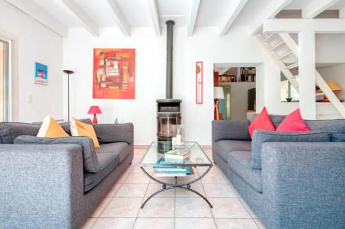 un salon avec deux canapés et une table en verre dans l'établissement Family cottage with private pool, à Fuveau