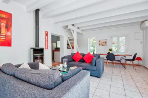 un salon avec deux canapés et une table dans l'établissement Family cottage with private pool, à Fuveau