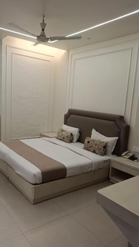 a bedroom with a bed with two pillows on it at Hotel Le castle in Jāmb