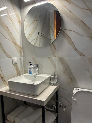 un bagno con lavandino e specchio a parete di Villa Sofia ad Acharavi