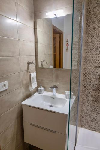 a bathroom with a sink and a mirror at Les Petits Cousins Du Québec - Chambres D’hôtes à Domme in Domme