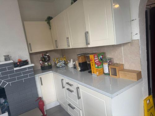 Kuchyň nebo kuchyňský kout v ubytování OYO Woodville Lodge Leeds