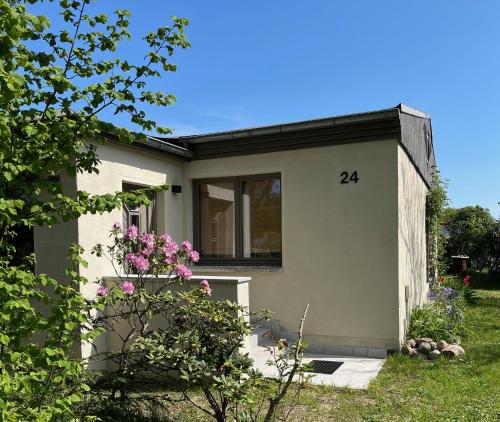 a small house with the number on it at Charmantes Ferienhaus Wolf Schaefer in Gelbensande