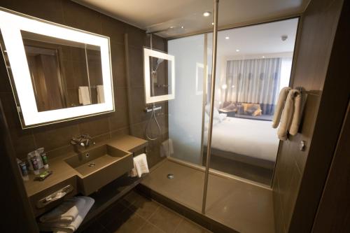 Bilik mandi di Novotel London Waterloo