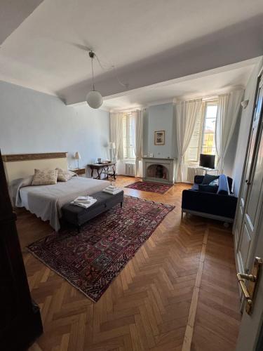 a living room with a bed and a couch at B&B Del Vescovado in Reggio Emilia