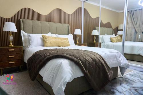 Un dormitorio con dos camas y un gran espejo. en ADAIA GUEST House, en Johannesburgo