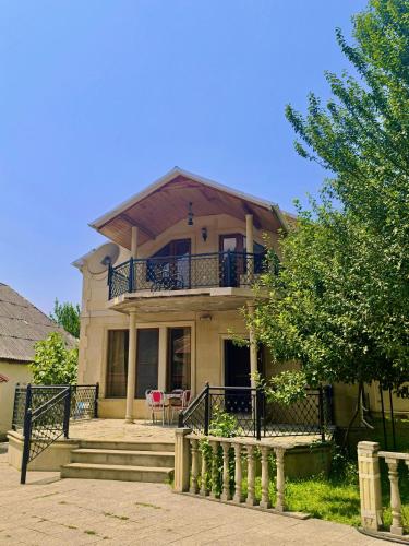 a house with a balcony on top of it at İsmayıllı dağın ətəyində kirayə ev in İsmayıllı
