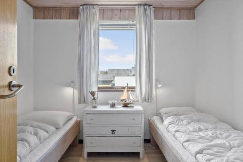 a bedroom with two twin beds and a window at 325-Thisted-Sotungevej-35 in Thisted