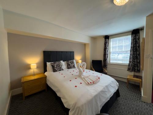 Ένα ή περισσότερα κρεβάτια σε δωμάτιο στο White Hart Hotel