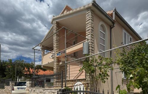 Gorgeous Apartment In Okrug Gornji With Wifi