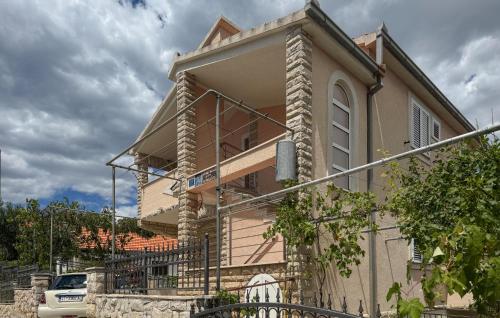 2 Bedroom Awesome Apartment In Okrug Gornji