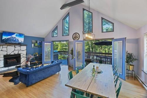 TV a/nebo společenská místnost v ubytování 5 Bedroom Cozy Retreat Lakefront