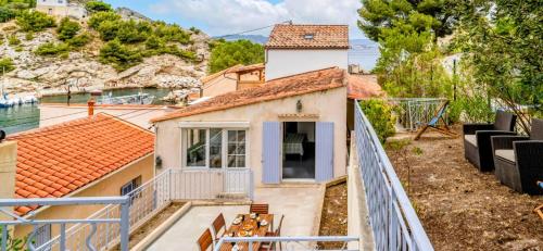 ein Haus mit Balkon mit Blick auf das Meer in der Unterkunft Calanque de Niolon, emplacement exceptionnel 1 minute de la mer in Le Rove