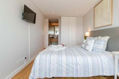 Postel nebo postele na pokoji v ubytování Stylish Home with Balcony & Garage by HostWise