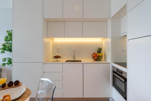 Kuchyň nebo kuchyňský kout v ubytování Stylish Home with Balcony & Garage by HostWise
