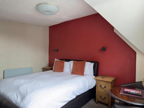Ένα ή περισσότερα κρεβάτια σε δωμάτιο στο White Hart Hotel