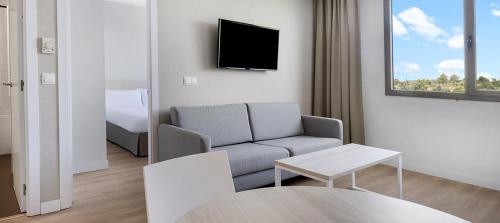 Телевизор и/или развлекательный центр в B&B HOTEL Barcelona Sant Cugat