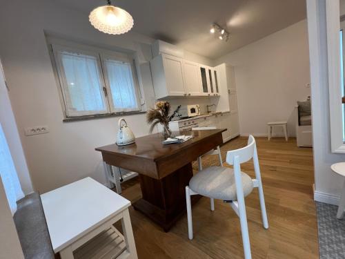 Kuchyň nebo kuchyňský kout v ubytování Lazy Goose Charming Apartments Bovec