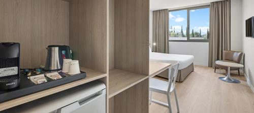 Телевизор и/или развлекательный центр в B&B HOTEL Barcelona Sant Cugat