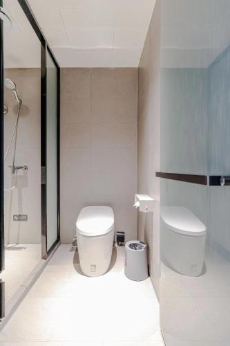 a bathroom with a toilet and a shower at Hanting Hotel Beijing Tongren Hospital Chongwenmen Subway Station in Beijing