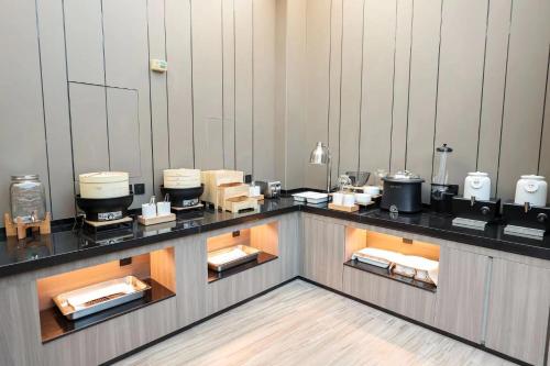 a kitchen with a counter with some food on it at Hanting Hotel Beijing Tongren Hospital Chongwenmen Subway Station in Beijing