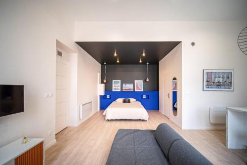 une chambre avec un lit et un canapé dans l'établissement Cocon Gare Perrache, à Lyon