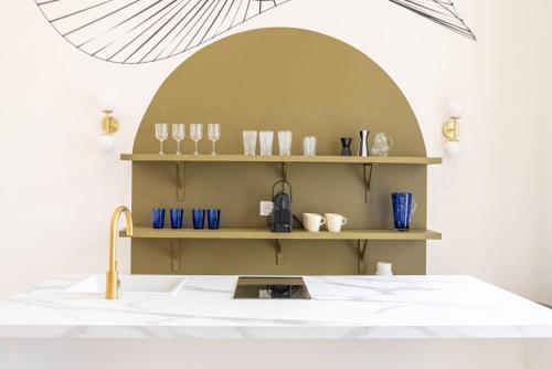 Une étagère avec un paquet de lunettes sur elle dans l'établissement Cocon Gare Perrache, à Lyon